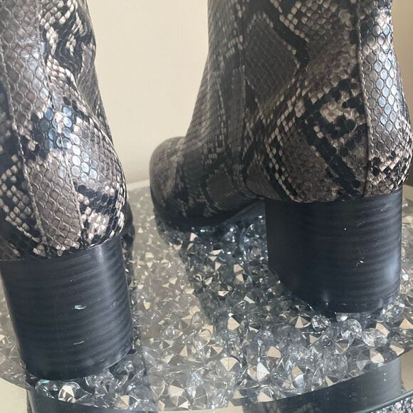 Old navy Faux snake skin autumn heeled ankle boots size 10 zip up booties - Picture 6 of 10